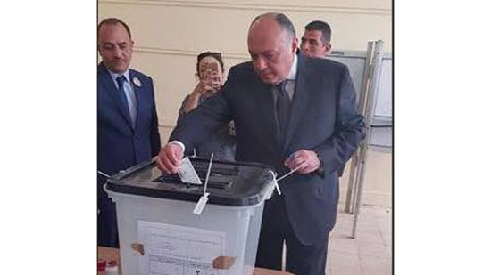 بالصور.. وزير الخارجية يدلي بصوته الانتخابي