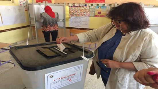 وزير الثقافة تدلى بصوتها في الانتخابات: أبلغ رد على الإرهاب تحيا مصر