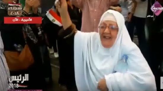 سيدة عجوز تحتفل على طريقتها الخاصة بالانتخابات الرئاسية