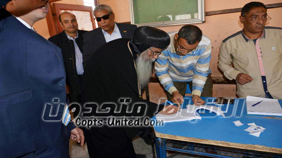  بالصور بعد الادلاء بصوته :الانبا ابرام يدعو المصريين للمشاركة بالانتخابات 