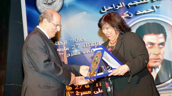 وزير الثقافة تحتفل مع نجوم وشباب المسرح المصري باليوم العالمى لابو الفنون