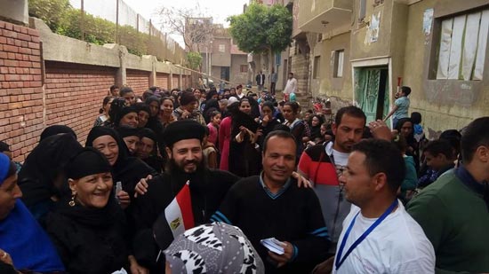  بالصور.. كهنة المنيا تتصدر حشد المواطنين أمام اللجان الانتخابية 