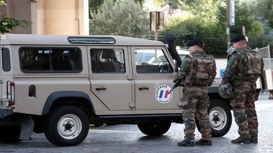  بالصور.. كواليس محاولة سيارة إرهابي دهس جنودًا فرنسيين