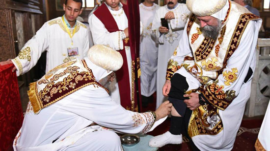 بالصور.. البابا يغسل أرجل الكهنة والشمامسة بقداس خميس العهد