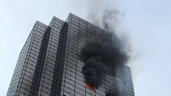 شاهد بالفيديو.. قتيل و6 جرحى بحريق ضخم في برج ترامب