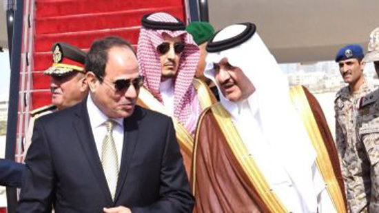 فيديو.. لحظة وصول الرئيس السيسى إلى السعودية للمشاركة فى القمة العربية