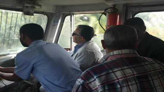 وزير النقل يستقل جرار قطار رمن أدفو لأرمنت ويتفقد عربات الدرجة الثانية