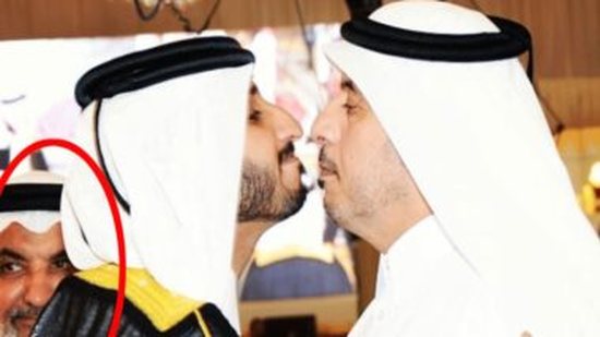 رئيس وزراء قطر يقبل نجل الإرهابى بينما يظهر أبوه فى الصورة