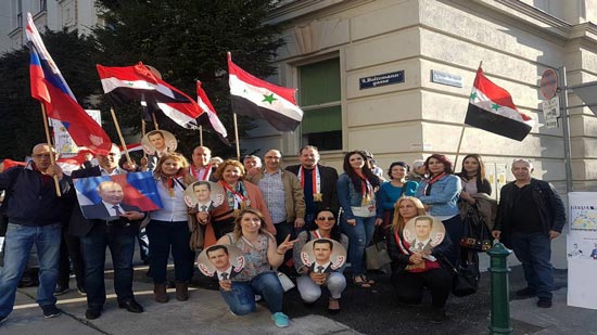 بالصور ..مظاهرة للسوريين المؤيدين لبشار أمام السفارة الأمريكية فى فيينا 