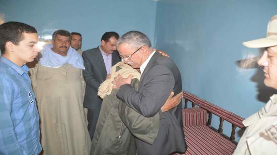 بالصور.. بكاء محافظ المنيا أثناء تقديم واجب العزاء لأسرة شهيد سيناء