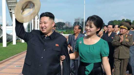 الزعيم الكوري الشمالي كيم جونغ اون وزوجته ري سول-جو في صورة من الارشيف.