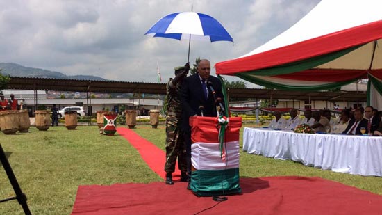 وزير الخارجية يفتتح مركزًا للغسيل الكلوي ومكتبة إلكترونية ببوروندي