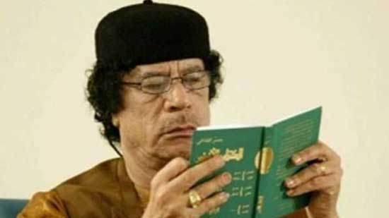 الراحل معمر القذافي يطالع كتابه الأخضر الشهير