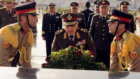 وزير الدفاع ينيب قادة الجيوش والمناطق العسكرية بوضع إكليل الزهور على نصب الجندي المجهول 