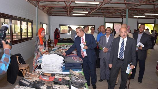 جامعة أسيوط تفتتح المعرض الخيري السنوى للملابس الجاهزة