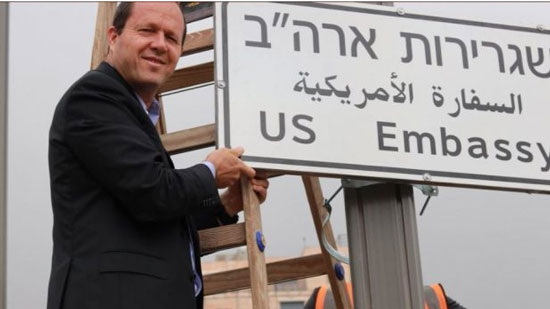 ترتيبات واسعة لنقل السفارة الأمريكية للقدس.. ورئيس البلدية يعلق اللافتة