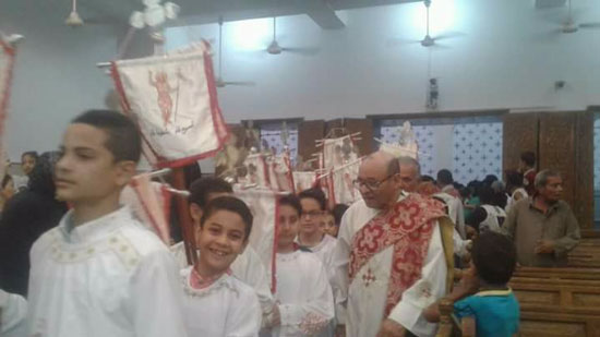 بالصور .. عشية عيد كاروز الديار المصرية بكنيسته بأسوان بحضور الانبا هدرا