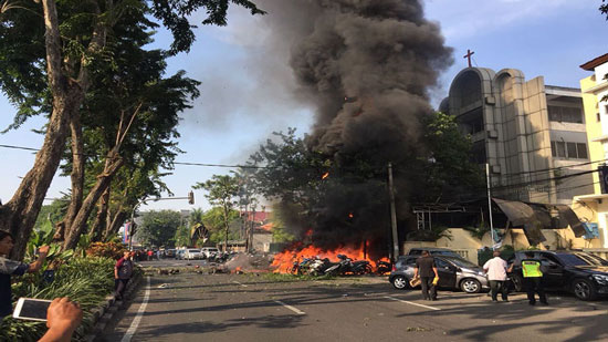 بالفيديو والصور.. تفجيرات انتحارية في 3 كنائس بإندونيسيا