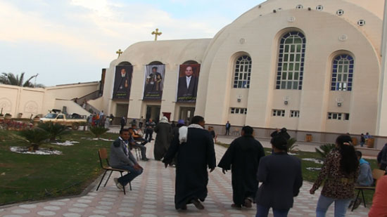  وسط إجراءات أمنية مشددة.. المئات يزورون كنيسة شهداء الإيمان بعد عودة رفاتهم
