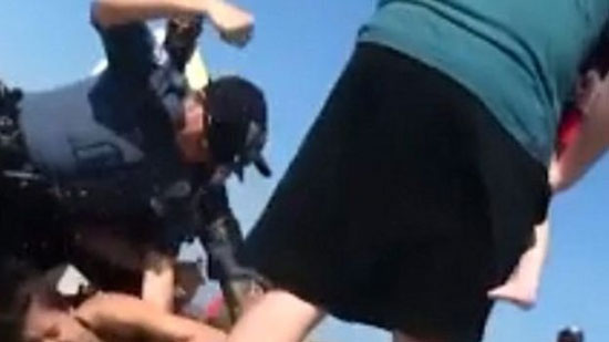شرطي أمريكي يسدد لكمات لامرأة أثناء اعتقالها