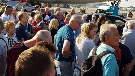 إخلاء مطار مانشيستر وسط حالة من الذعر بسبب انهيارات أرضية