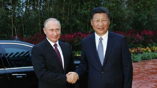 أرشيف - الرئيسان الروسي فلاديمير بوتين والصيني شي جين بينغ