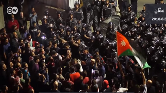  بالفيديو.. احتجاجات الأردن تعصف بالحكومة.. وخبير: الوضع مختلف في مصر