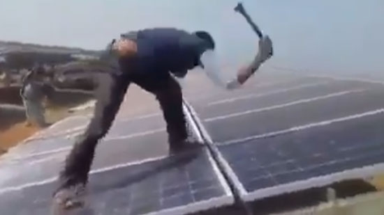 بالفيديو.. مجموعة من الهندوس يحطمون ألواح الطاقة الشمسية لأنها تحارب الآلهة