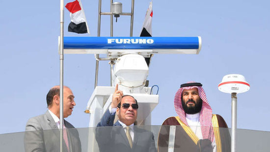 الرئيس المصري وولي العهد السعودي والفريق مهاب مميش في قناة السويس