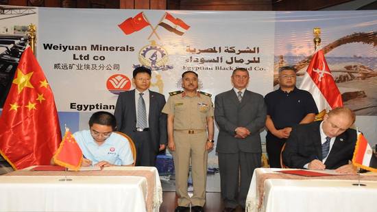 مصر توقع اتفاق مع شركة صينية للاستفادة من الرمال السوداء