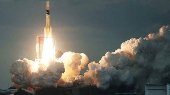اليابان تطلق صاروخًا يحمل قمرًا صناعيًا لجمع المعلومات