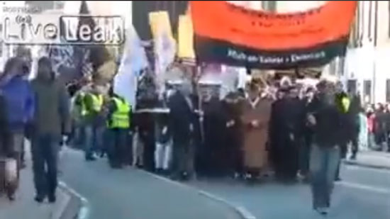 نشطاء يتداولون فيديو لمظاهرة بالدنمارك تطالب بدولة الخلافة