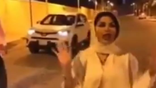 إعلامية تثير غضب السعوديين.. ونشطاء يتهمونها بالعري