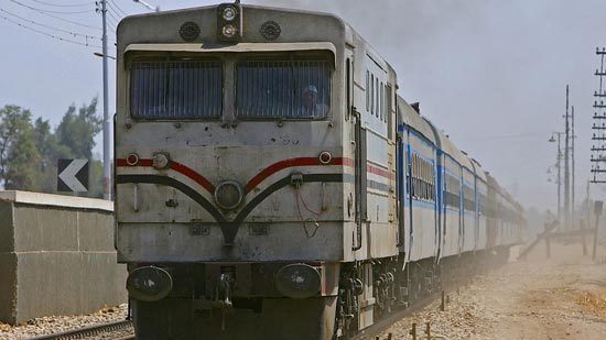 الإبراشي: فقط في مصر سائق قطار يتوقف بالركاب ليشترى فول وطعمية