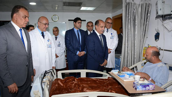 وزير الطيران المدنى يتفقد مستشفى مصر للطيران