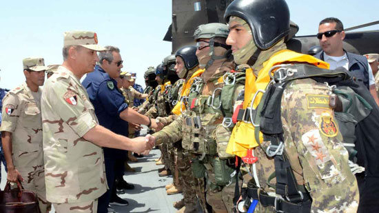 وزير الدفاع يلتقي مقاتلي الوحدات الخاصة من الصاعقة والمظلات