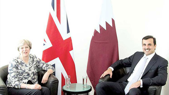 متظاهرون بريطانيون يحتجون أمام البرلمان على زيارة أمير قطر