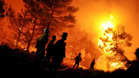 صور.. حرائق هائلة تضرب غابات الصنوبر فى اليونان وهروب مئات السكان