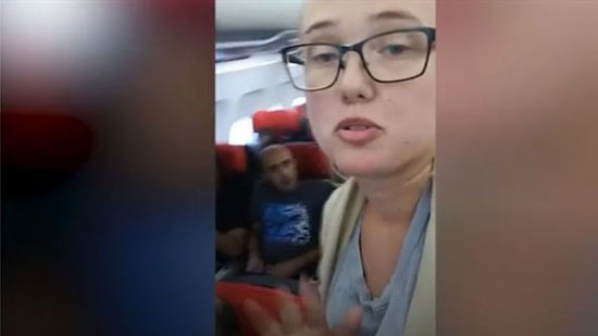 بالفيديو.. شابة سويدية توقف إقلاع طائرة بسبب ترحيل رجل أفغاني