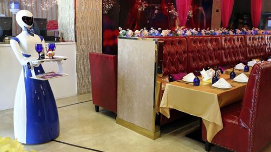 روبي جاهزة لتلبية طلبات الزبائن في أحد مطاعم دبي