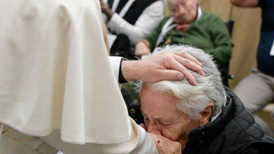 البابا فرنسيس يزور سيدة مسنة بمنزلها: الأجداد هم كنز للعائلة أرجو منكم مراعاتهم