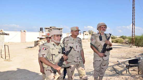 بالفيديو.. وزير الدفاع يتفقد قوات تأمين شمال سيناء 