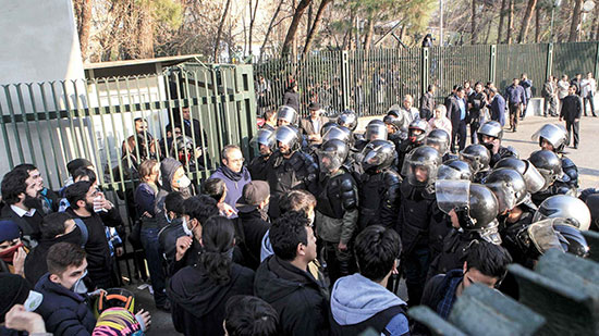 المظاهرات تشتعل في طهران والمحتجون يشتبكون مع قوات الأمن