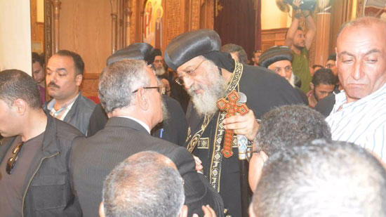  محافظ المنيا يشارك في مراسم تشيع جنازة