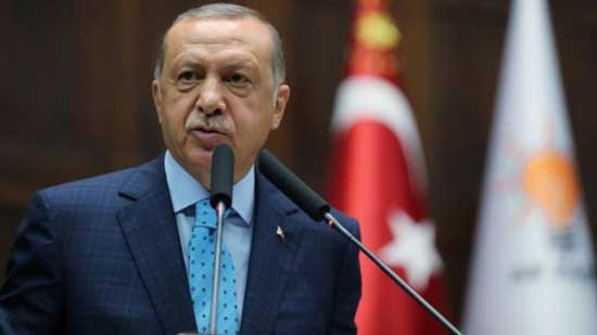فاينانشال تايمز: إردوغان، رجل تركيا القوي، يدفع الليرة للهاوية