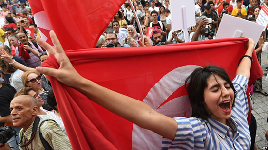 تونسيات تحتفلن بعيد المرأة التونسية وقد أعلن الرئيس التونسي في هذا اليوم عن خطة لتقديم مشروع قانون ينص على المساواة