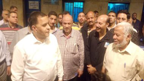 رئيس السكة الحديد يتابع حركة القطارات وشبابيك الحجز وأرصفة محطة القاهرة