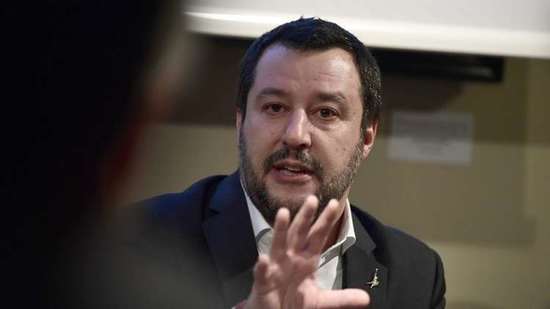  وزير الداخلية الإيطالي يرفض نزول مهاجرين من سفينة.. ويهدد الاتحاد الأوروبي