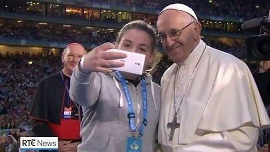 بالفيديو: سيلفي مع البابا في أيرلندا