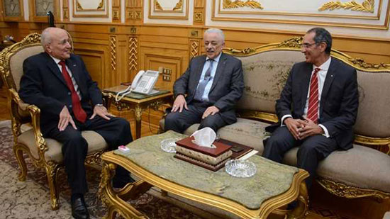 3 وزراء يبحثون تصنيع «التابلت التعليمي» في مصر
